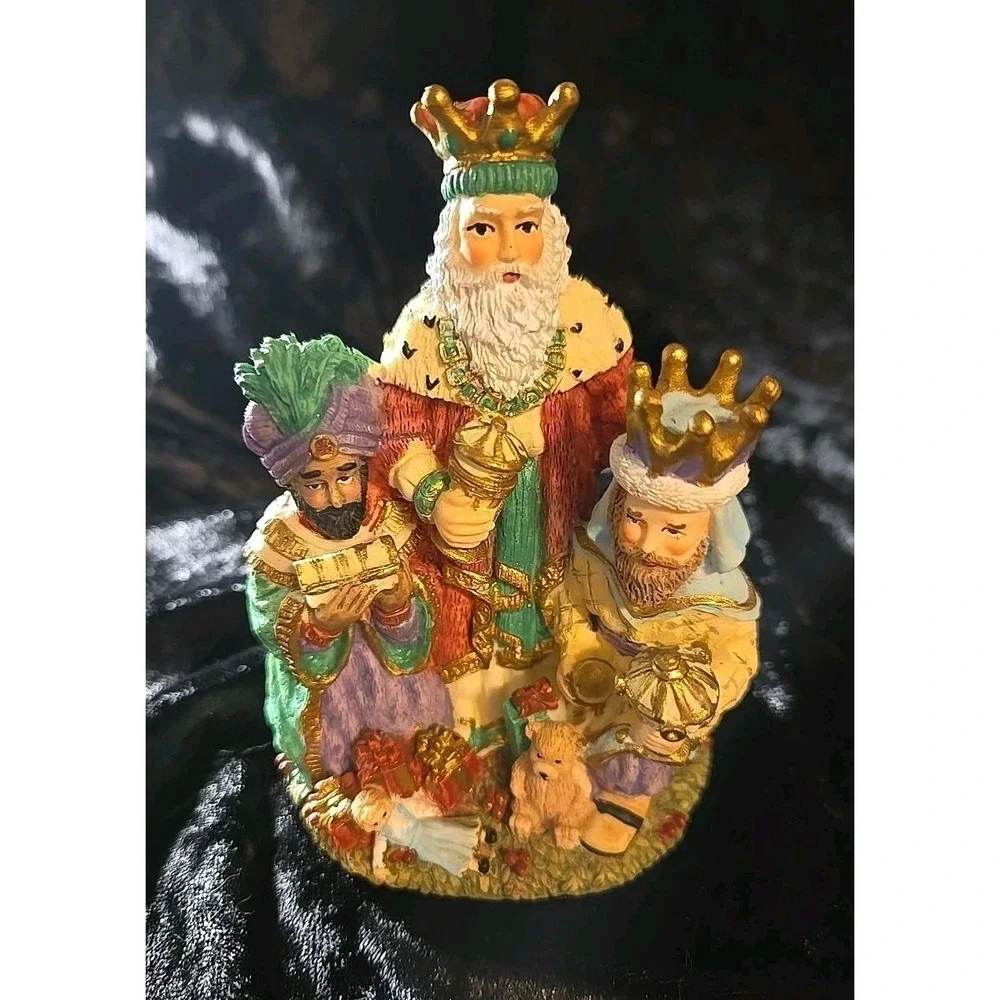 INTERNATIONAL SANTA CLAUS COLLECTION product figurine